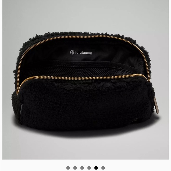 NWT Lululemon Everywhere Fleece 1L Belt Bag Gold Hardware Strap Black New - Picture 3 of 8